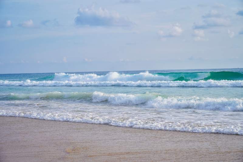 普吉岛碧海蓝天沙滩浪图片