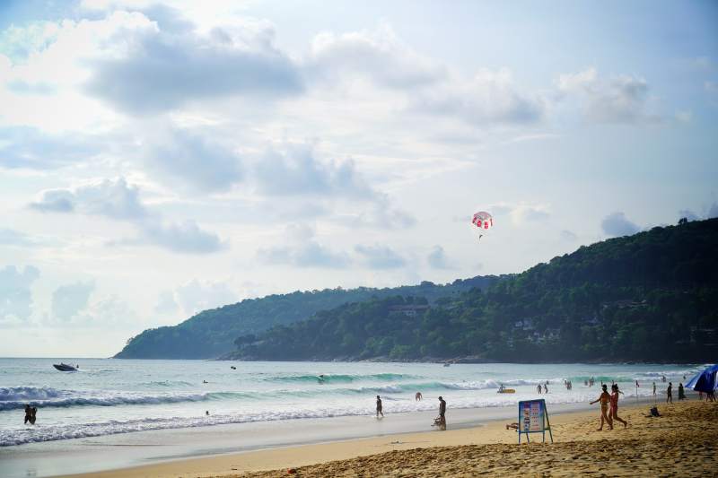 普吉岛海滩上的风筝冲浪图片