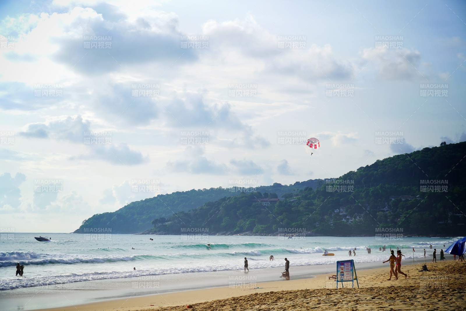 普吉岛海滩上的风筝冲浪图片