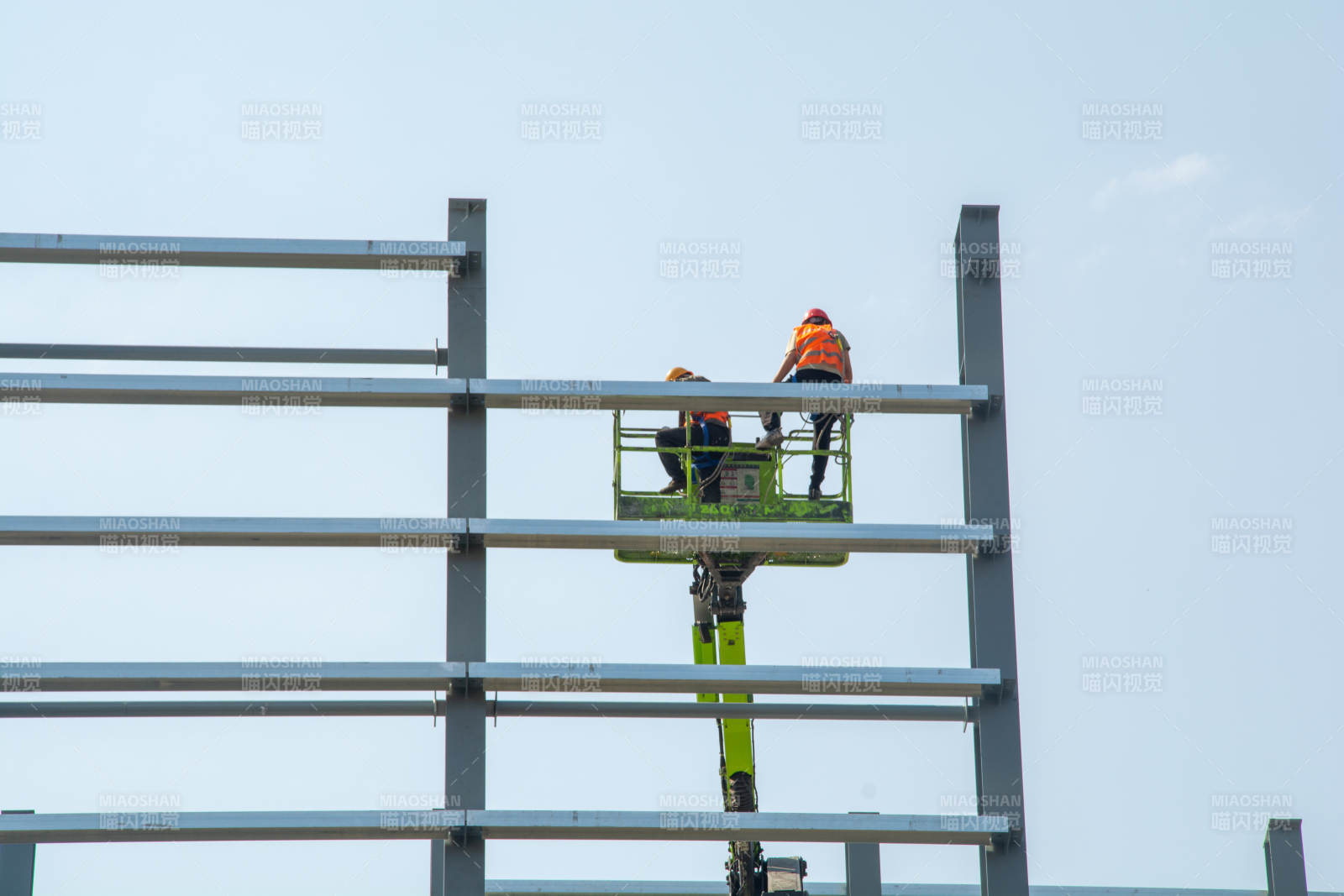 高空作业施工中图片