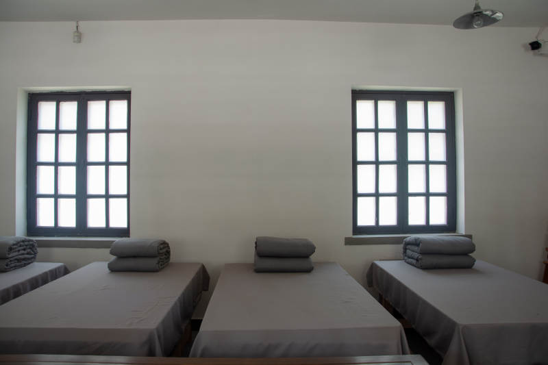 整洁的宿舍床位图片