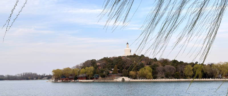 湖畔白塔春景图片