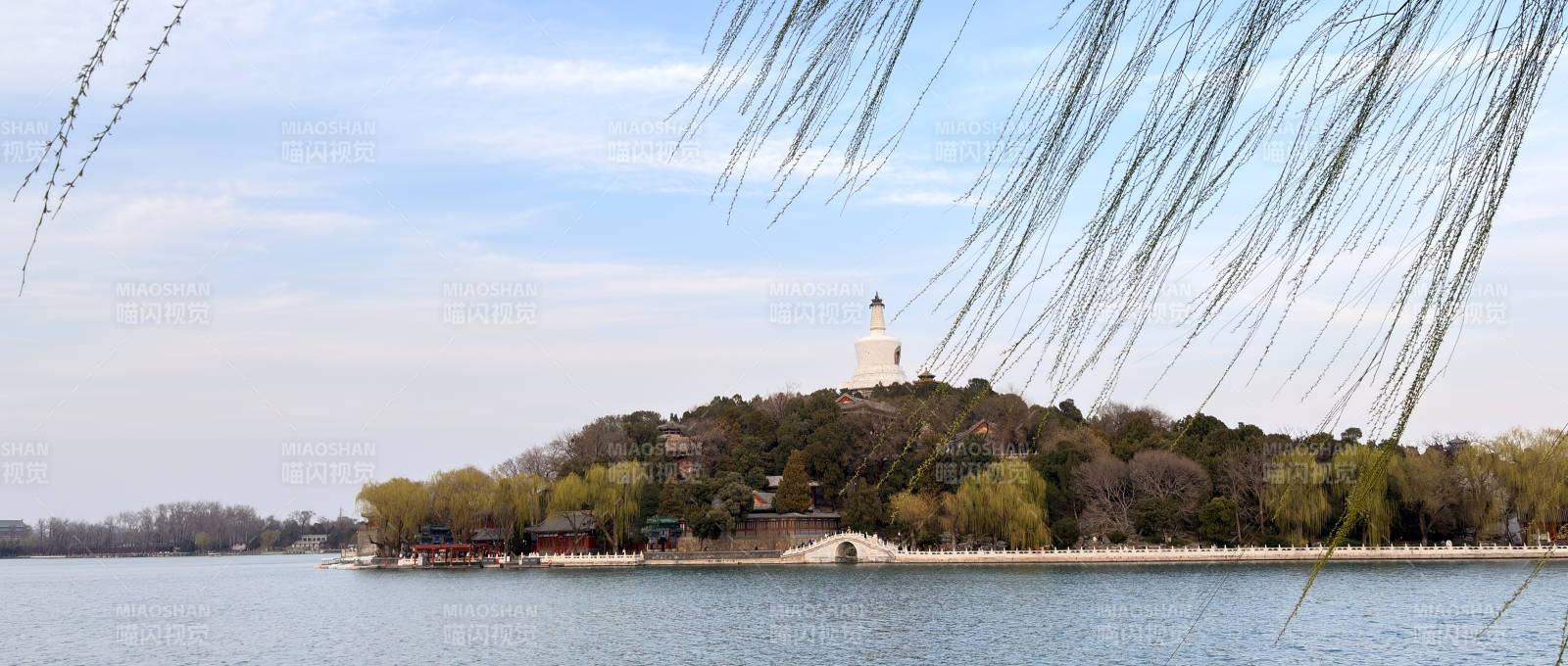 湖畔白塔春景图片
