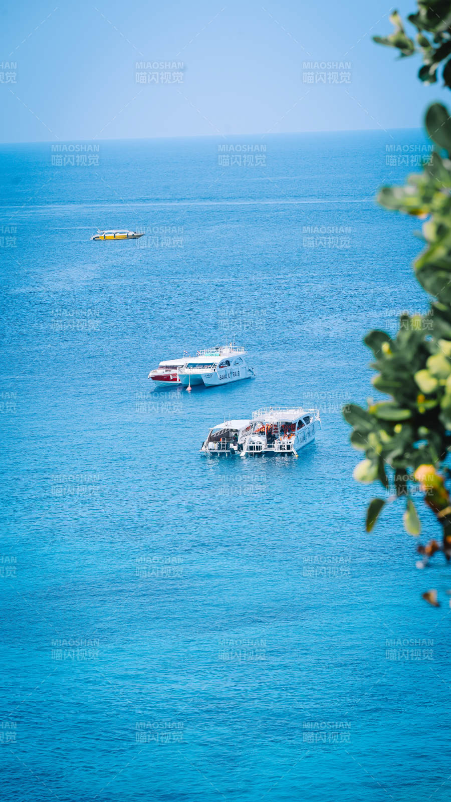 普吉斯米兰碧海蓝天游船图片