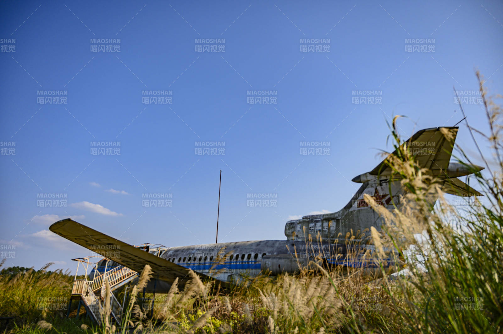 荒野中的废弃飞机图片