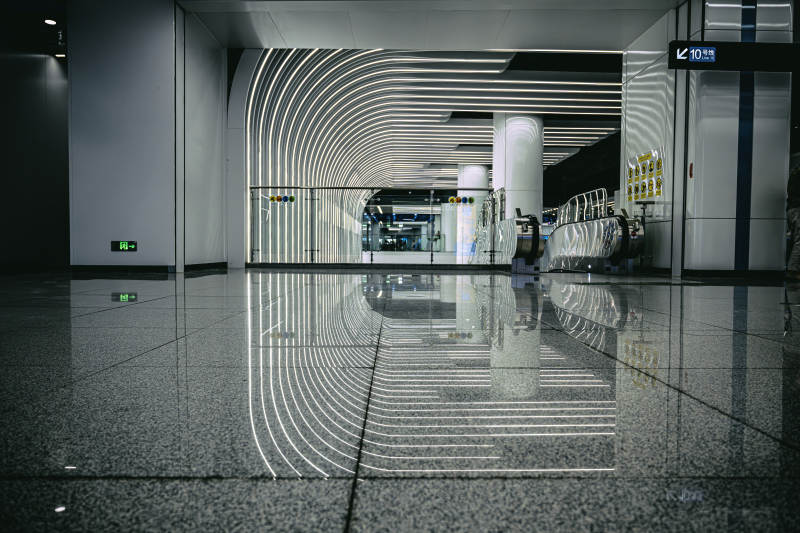 现代地铁站通道图片