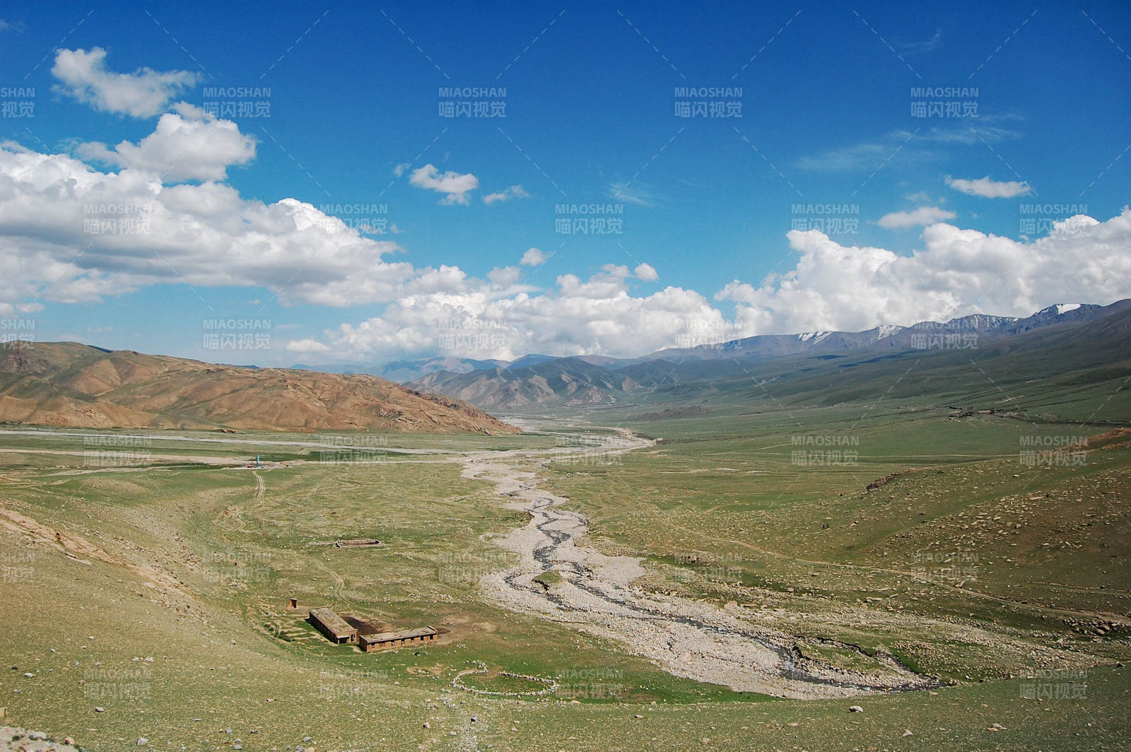 新藏线广阔草原上的河流与蓝天图片