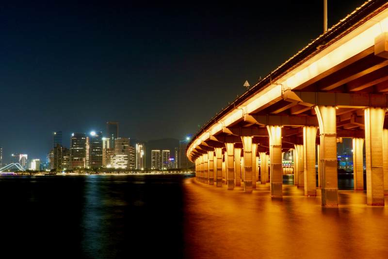 夜桥映城光图片