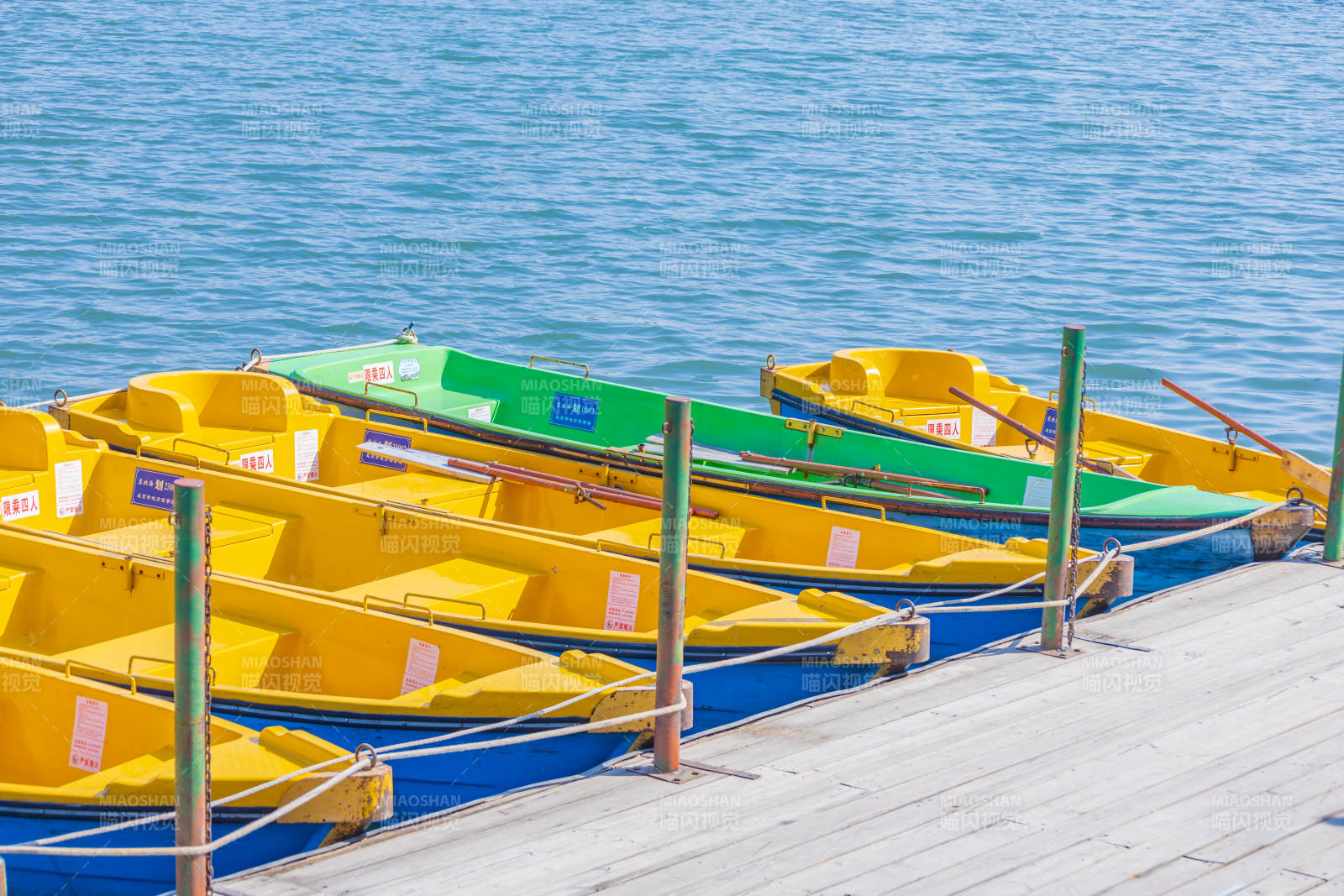 湖畔彩舟静泊 北海公园图片