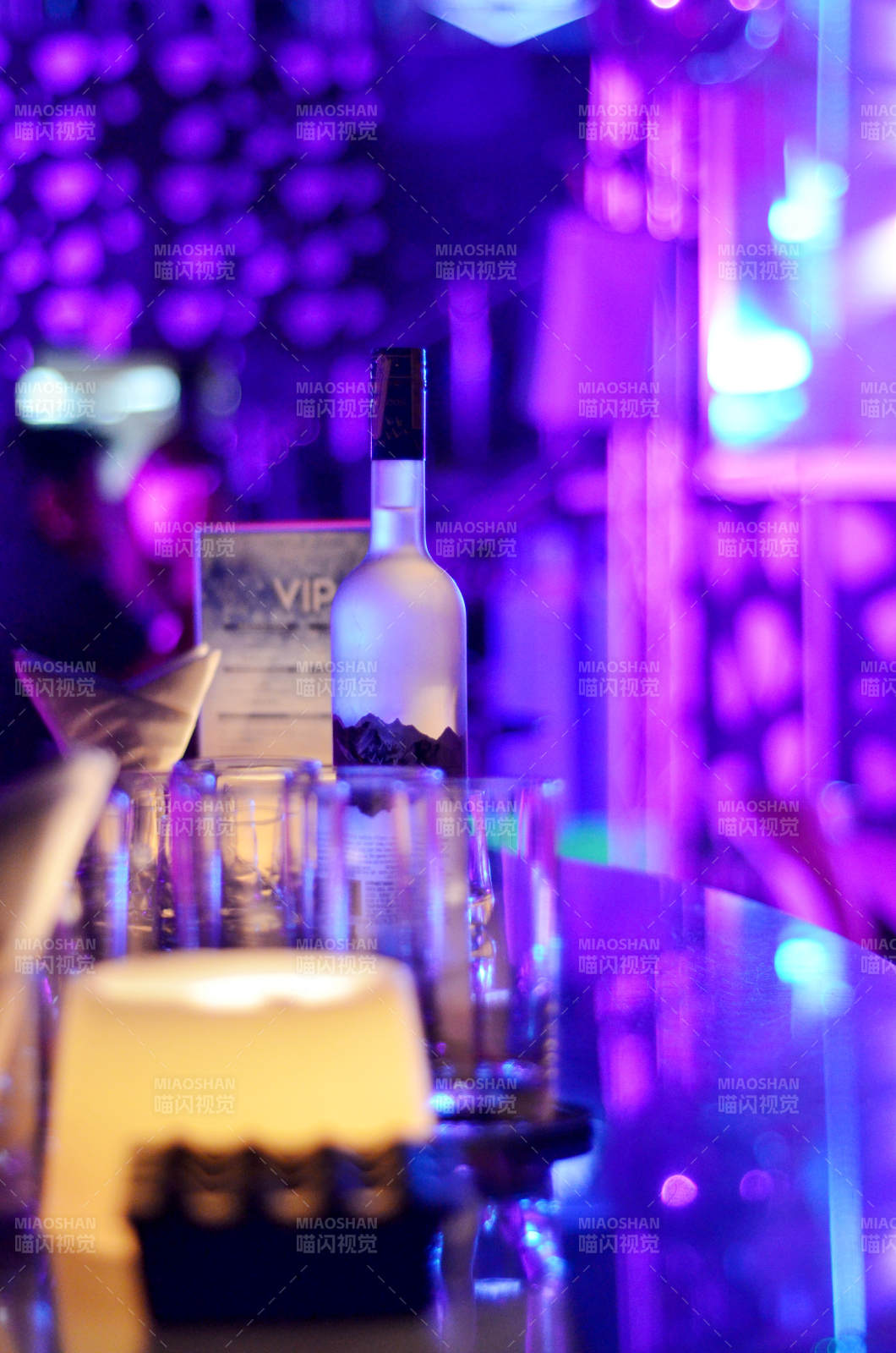 紫色酒吧夜景图片