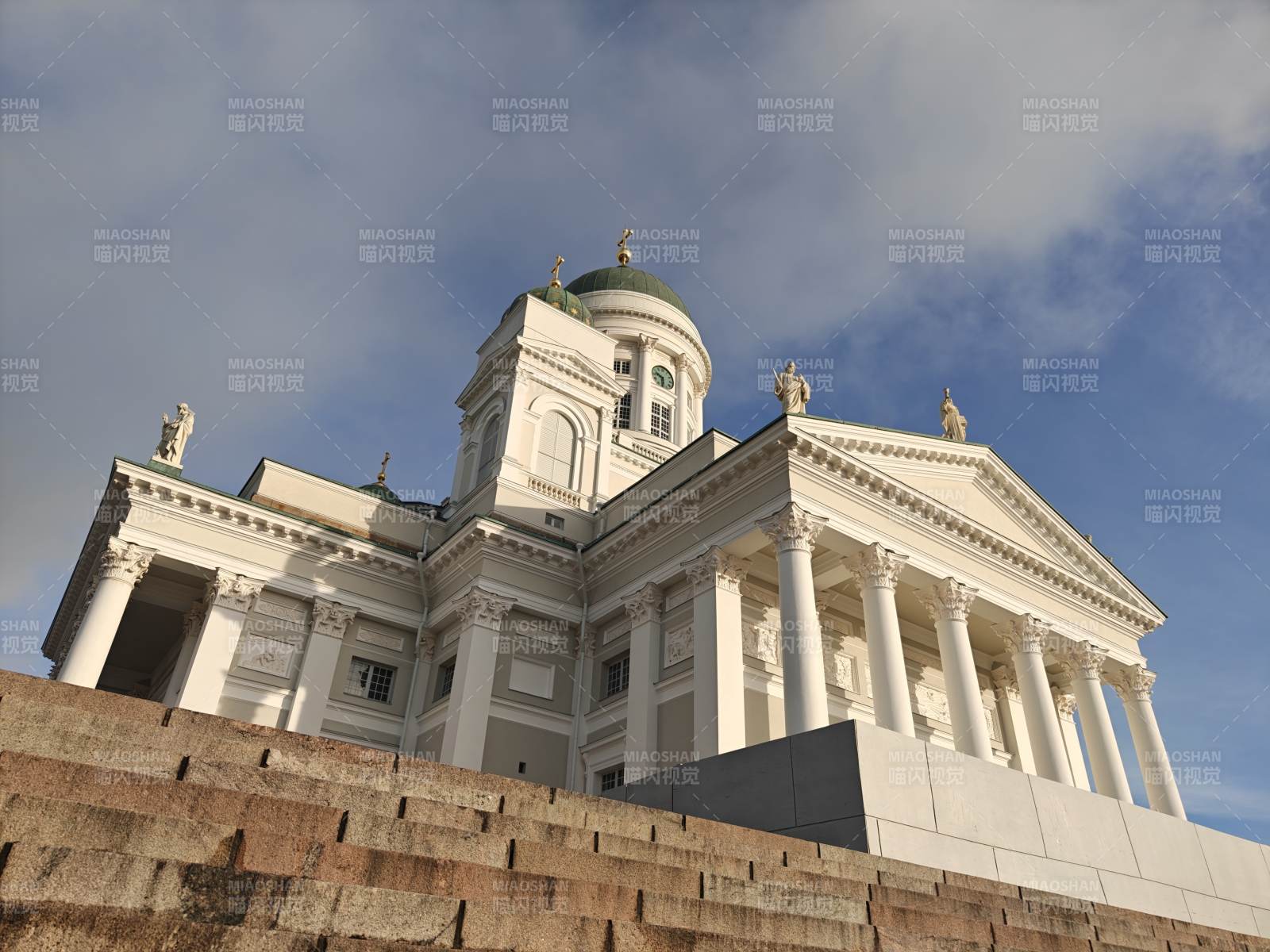 芬兰宏伟教堂仰拍图片