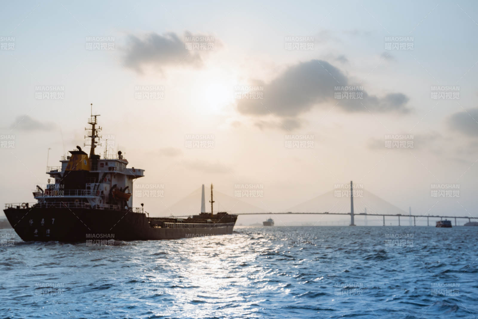 海船日落桥影图片