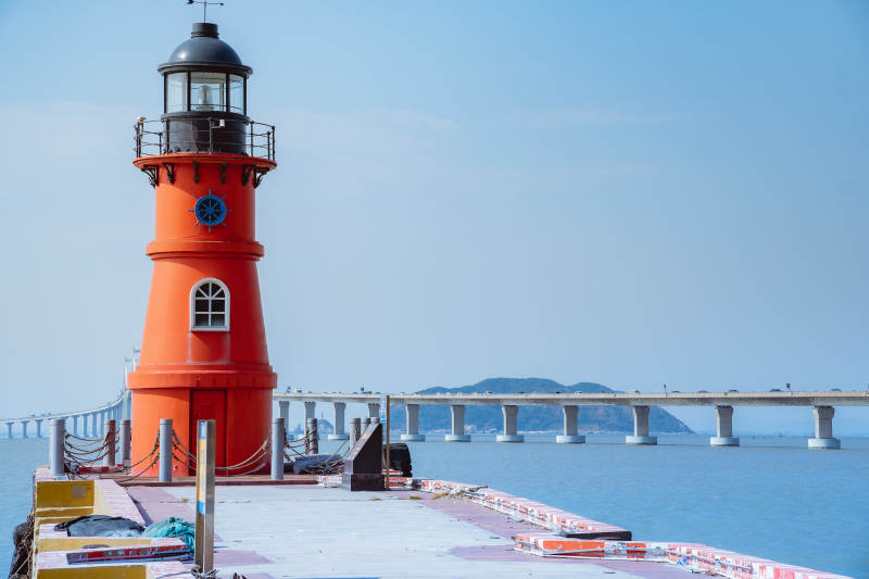 灯塔与大桥风光图片