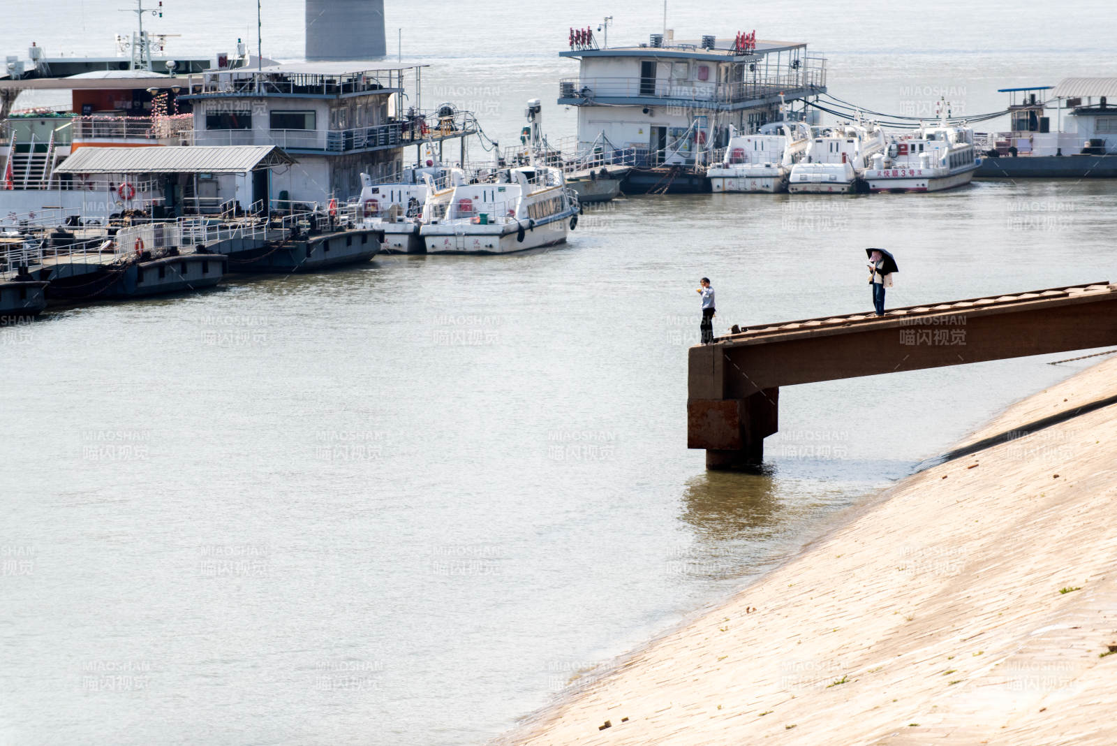 码头边的宁静时光图片