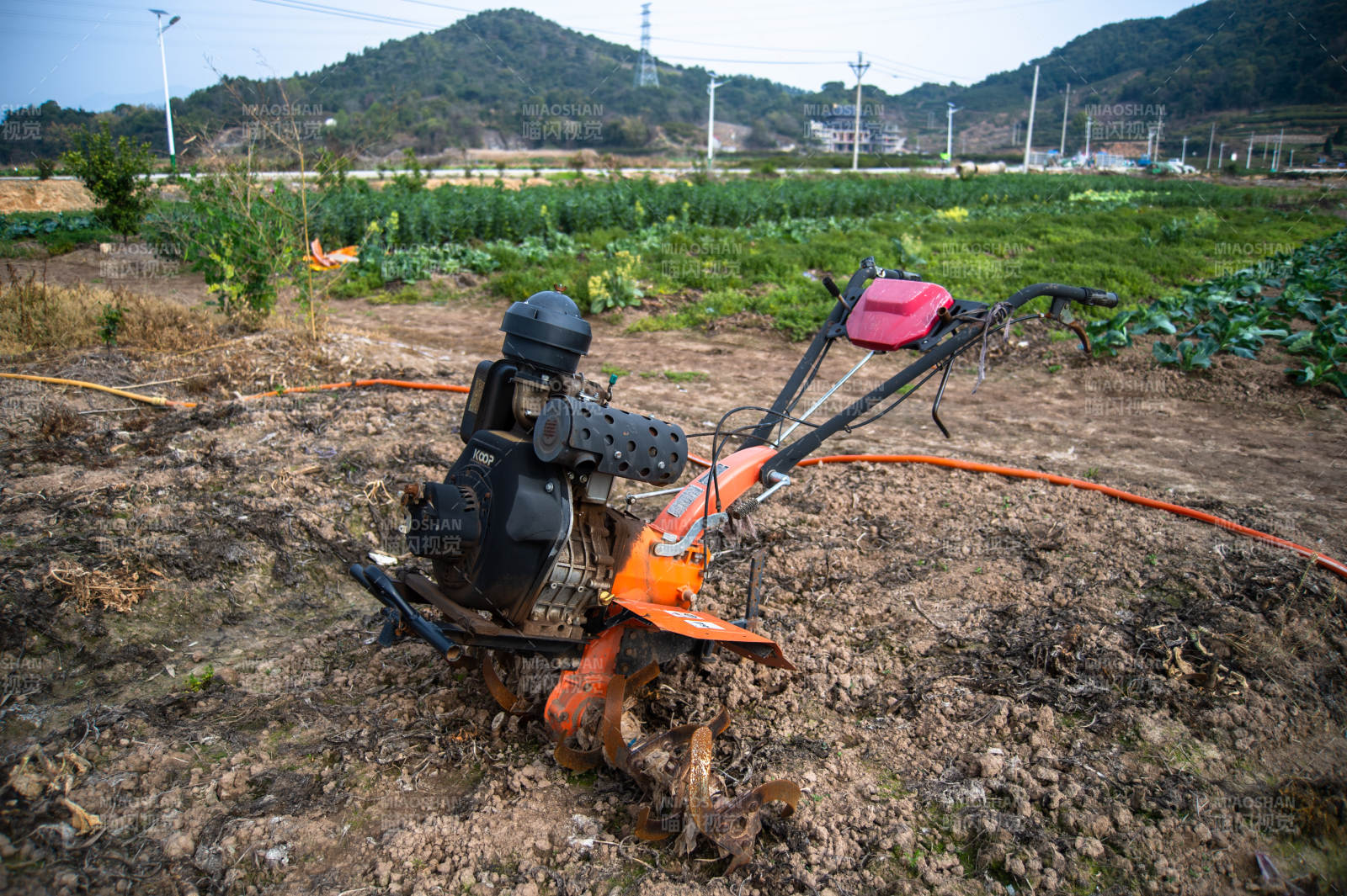 田园中的耕作机器图片