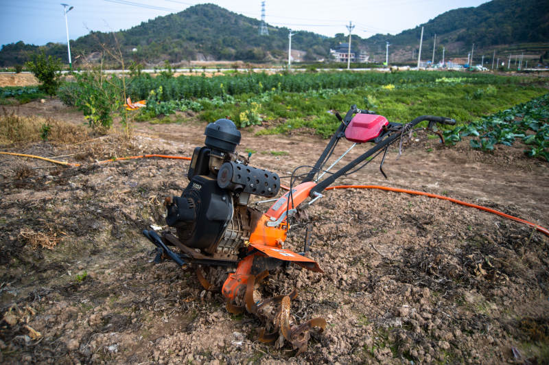 田园中的耕作机器图片