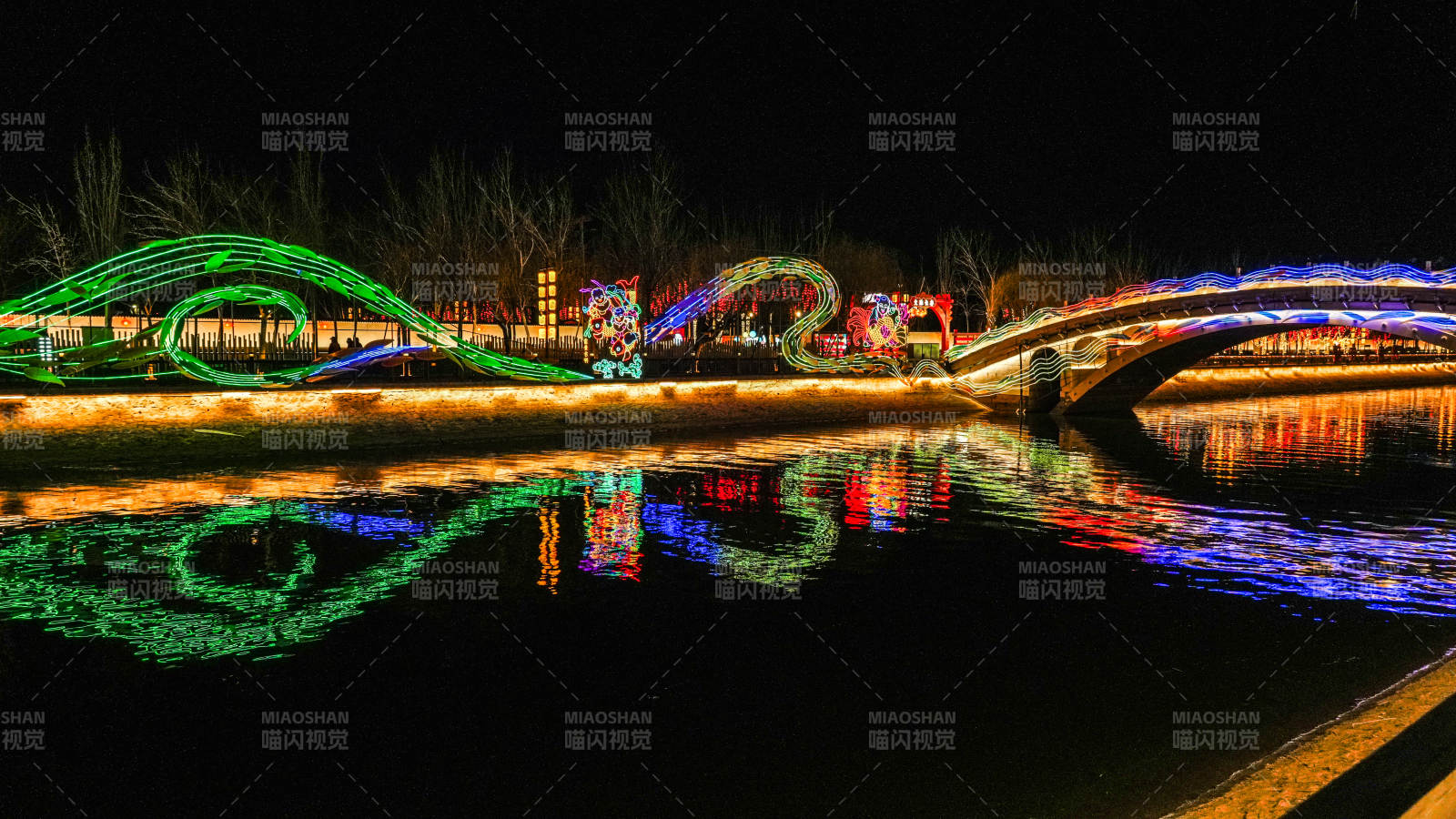 天津杨柳青彩灯映水夜景美图片