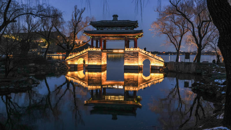 颐和园豳风桥夜色中的亭桥倒影图片