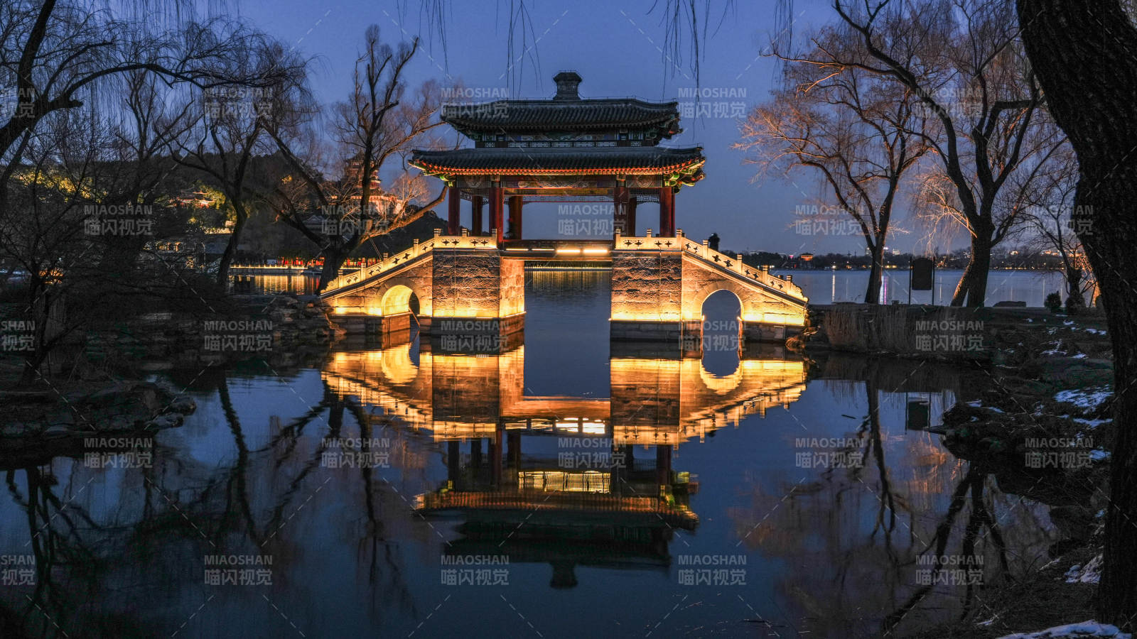 颐和园豳风桥夜色中的亭桥倒影图片