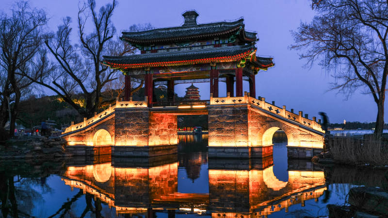 颐和园豳风桥夜色中的古亭倒影图片
