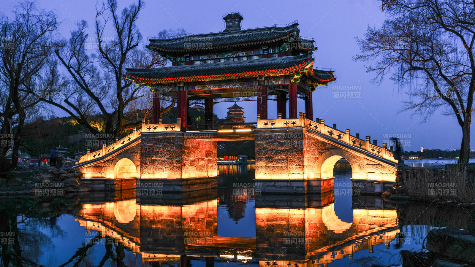 颐和园豳风桥夜色中的古亭倒影图片