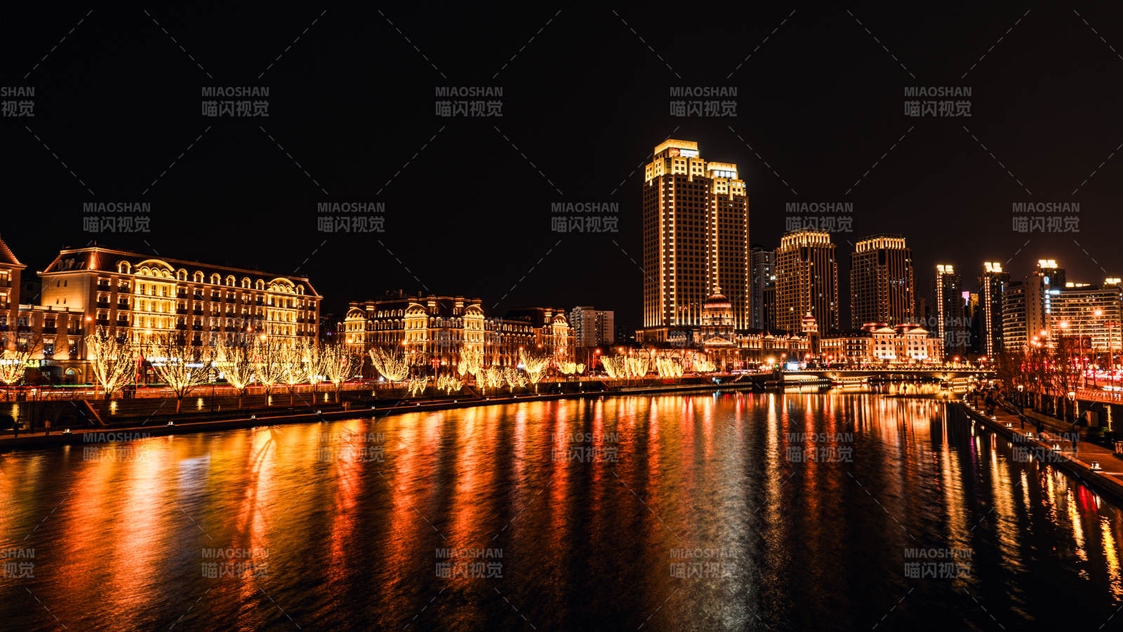 天津夜色河畔灯火辉煌图片