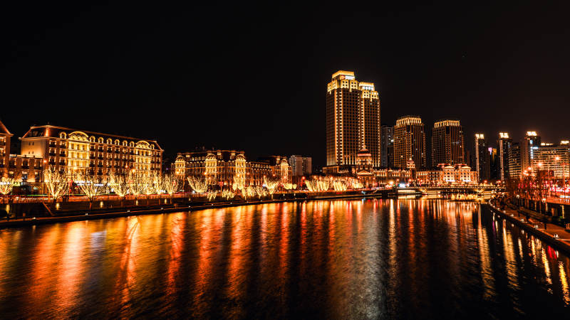 天津夜色河畔灯火辉煌图片