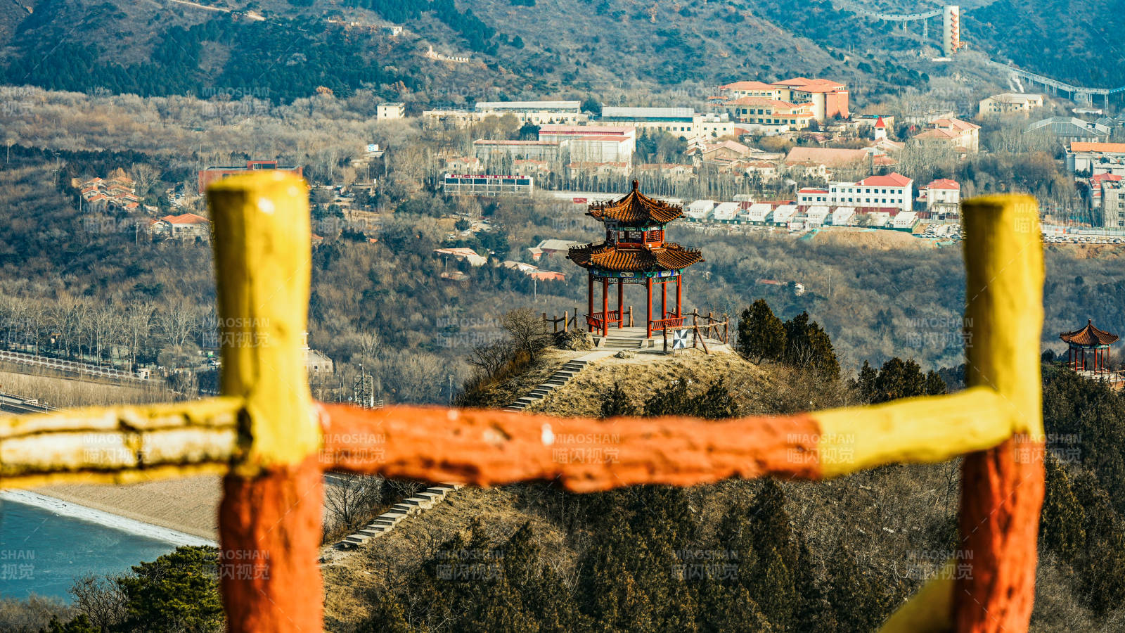 北京十三陵水库山亭远眺图片