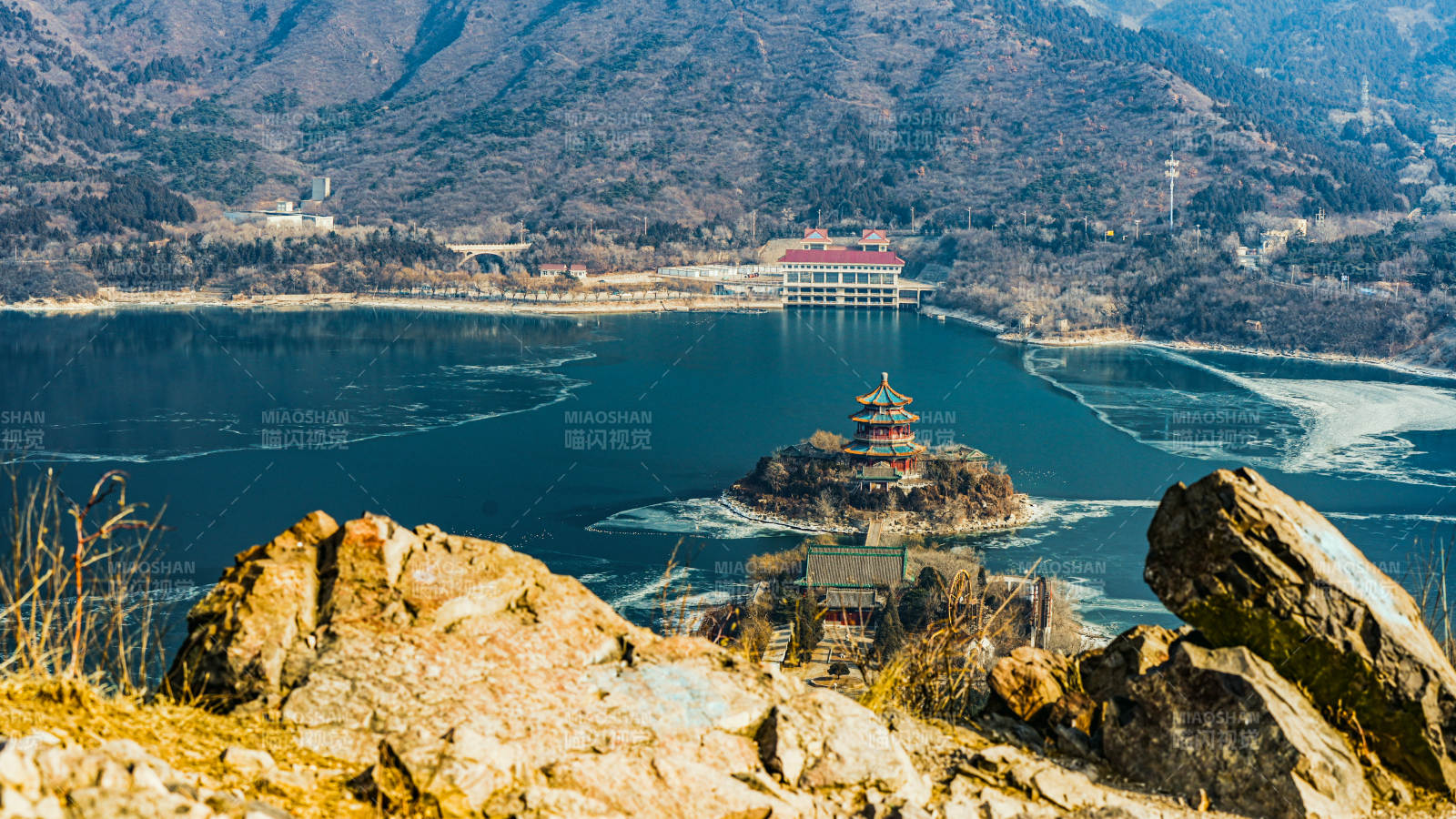 北京十三陵水库湖心古塔山景图片