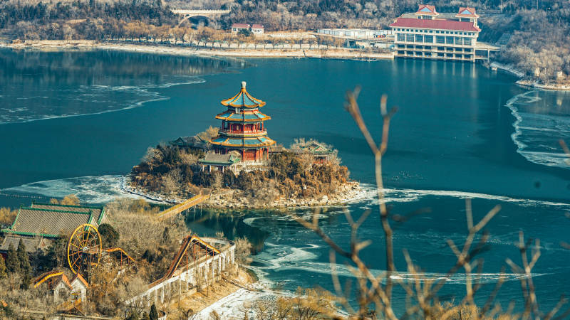 北京十三陵水库湖心古塔春景图片