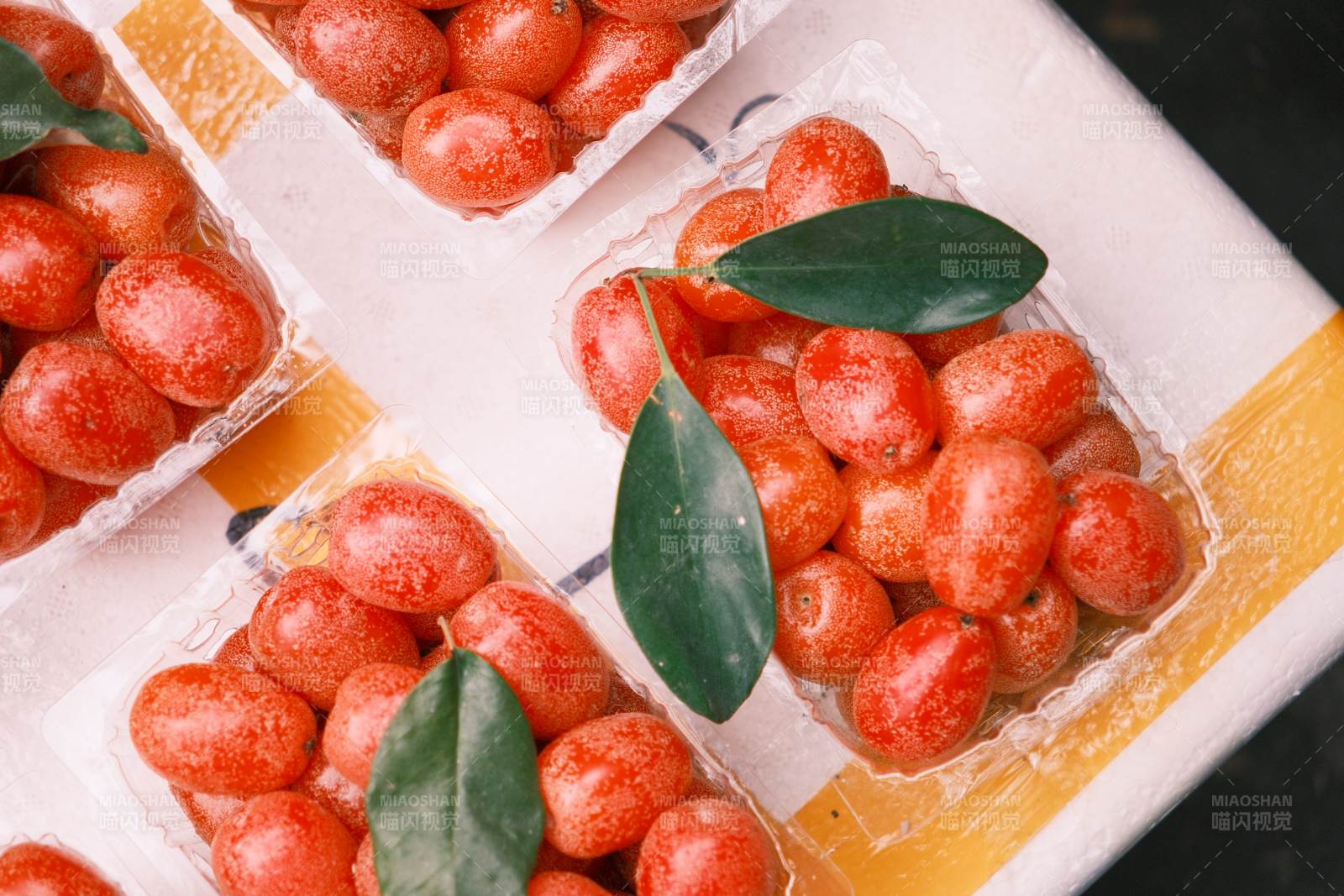 新鲜红果配绿叶图片