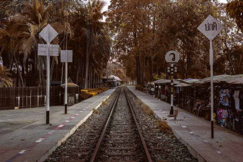 铁轨穿行林间小站图片