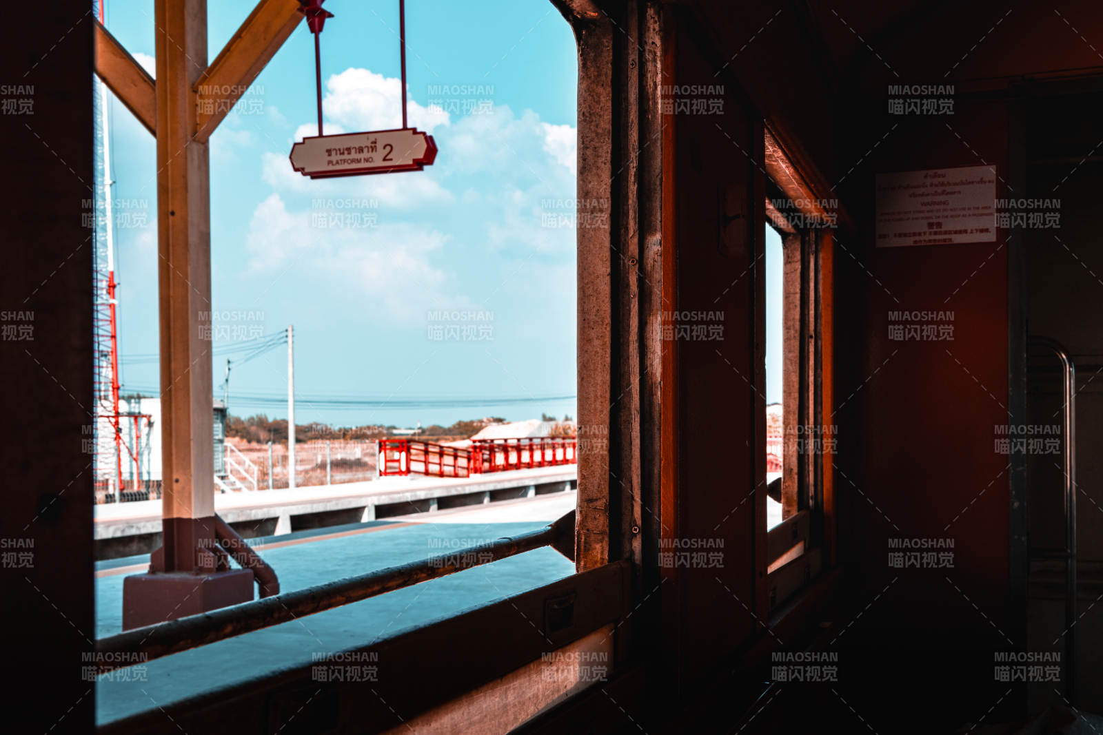 海景窗前观码头图片