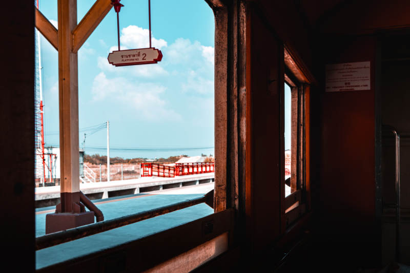 海景窗前观码头图片