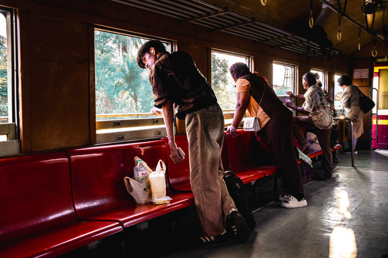 车厢内乘客起身整理图片