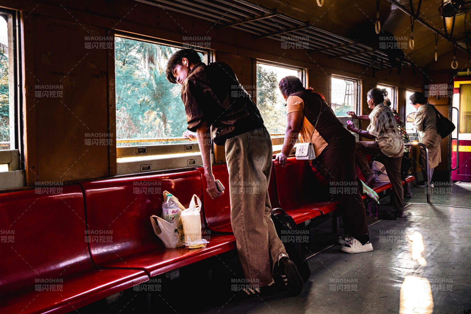 车厢内乘客起身整理图片