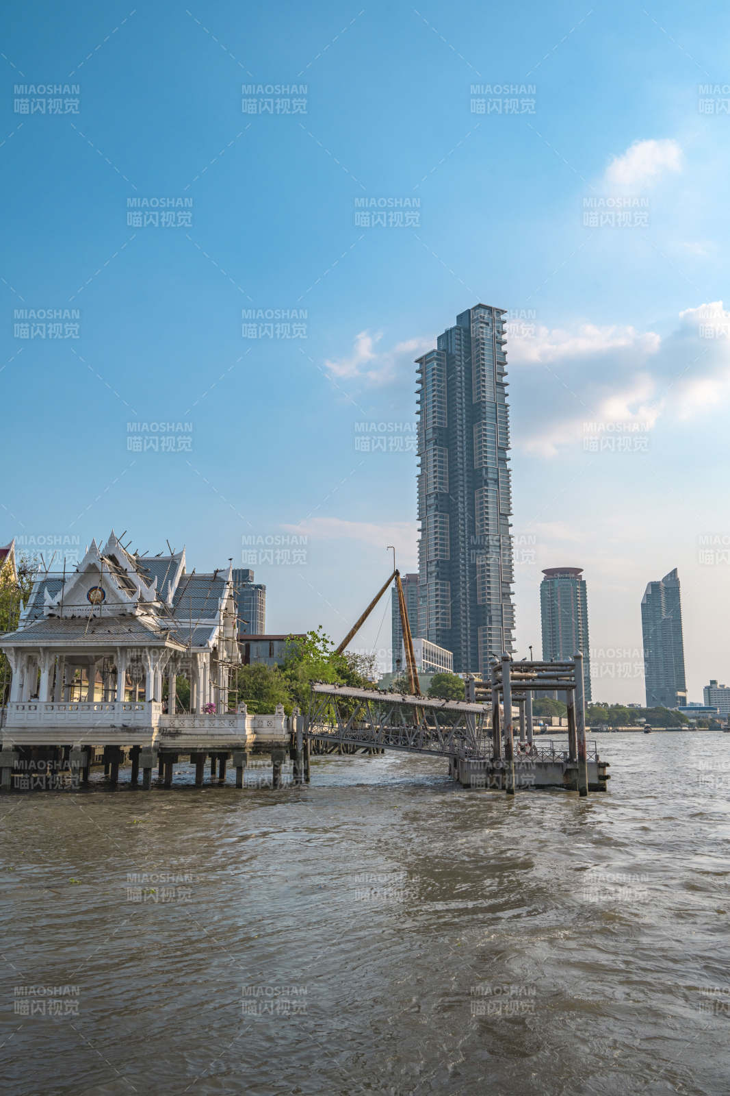 水畔高楼与古亭图片