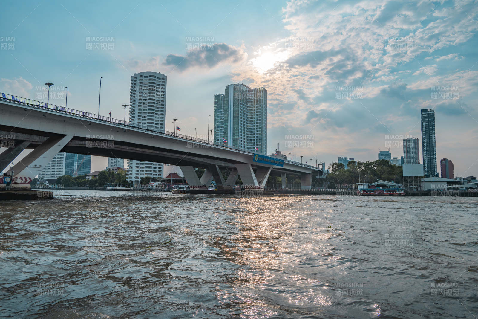 城市河畔桥景图片