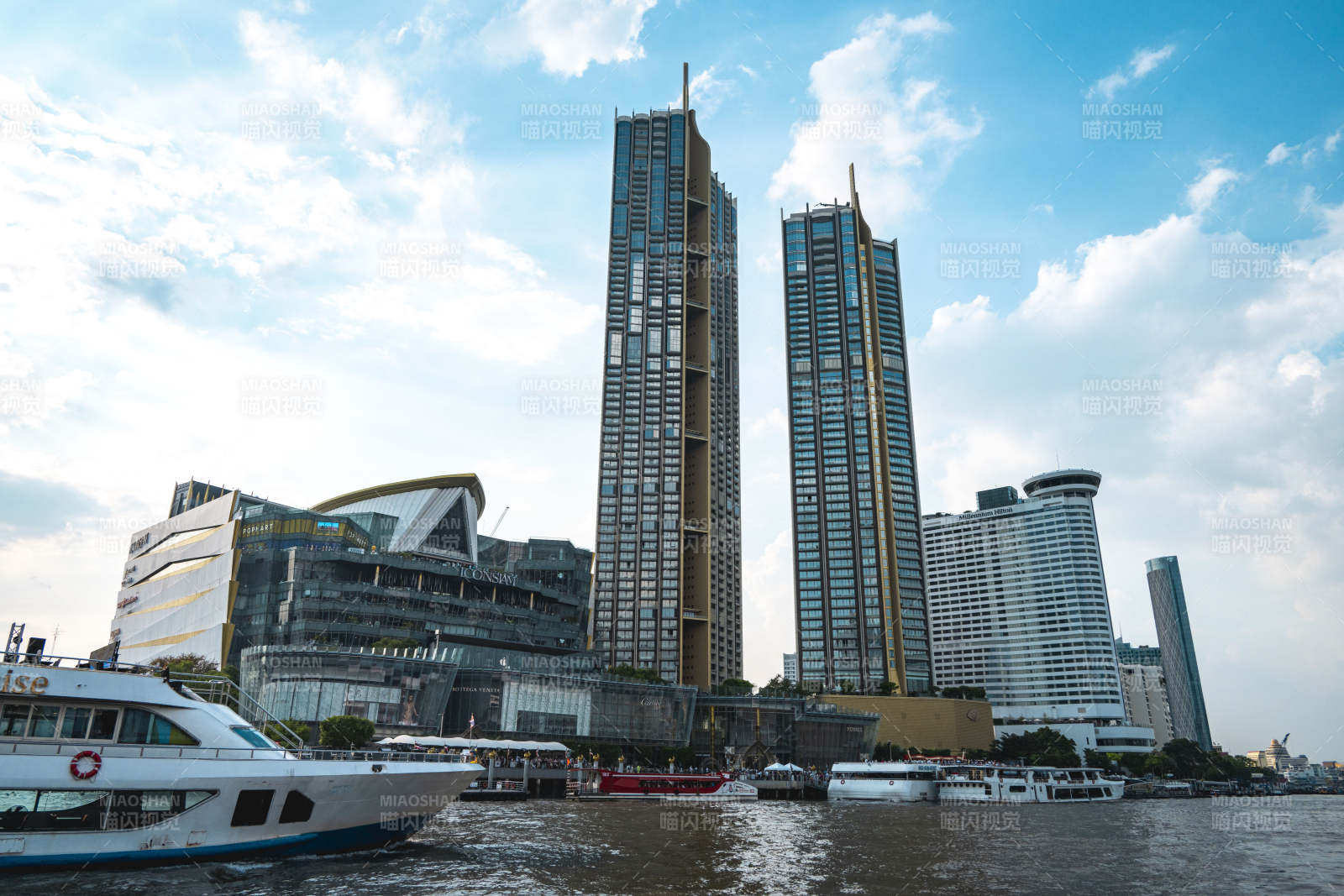 城市天际线与游船图片