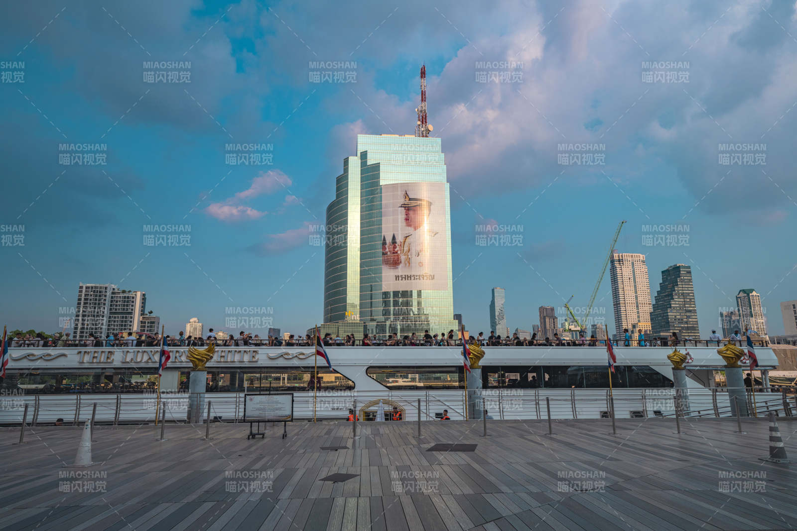 城市天际线与游轮图片