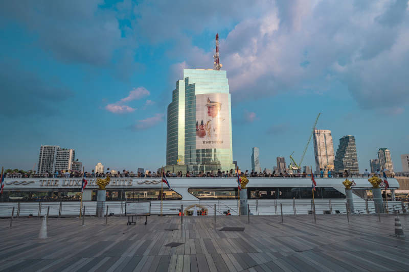 城市天际线与游轮图片