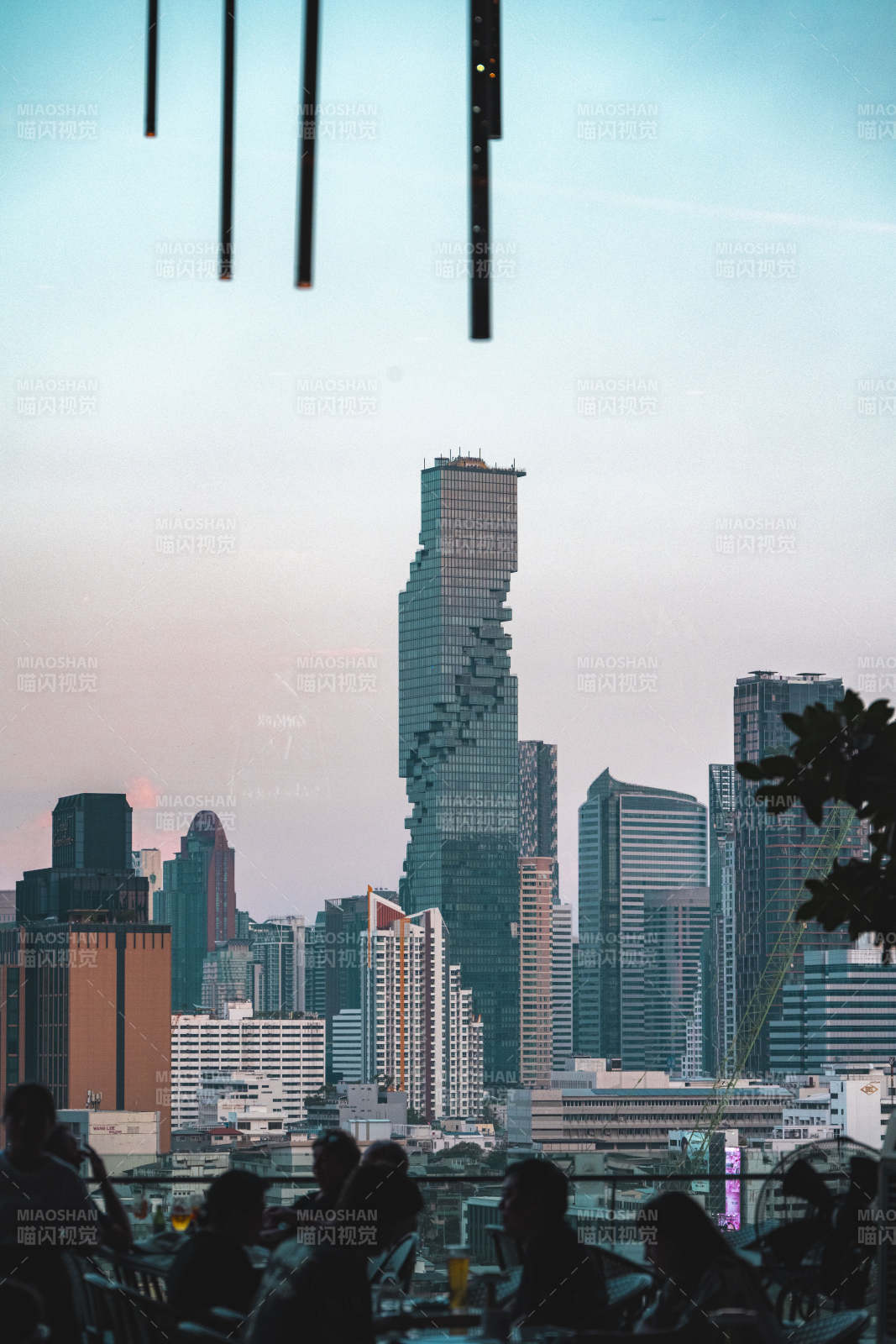 城市天际线剪影图片