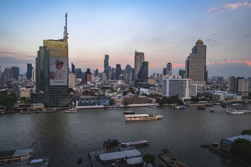 城市天际线黄昏景图片