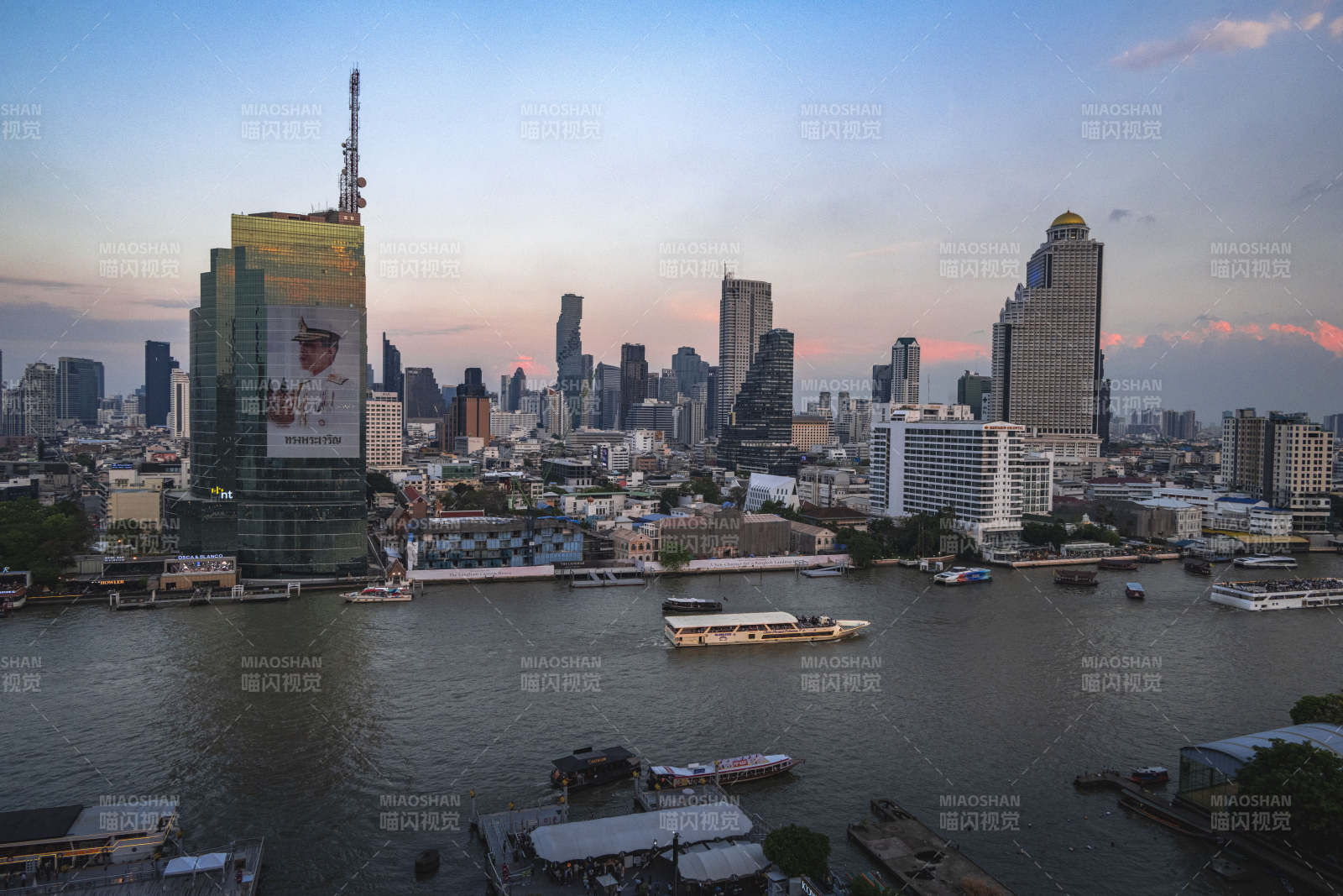 城市天际线黄昏景图片