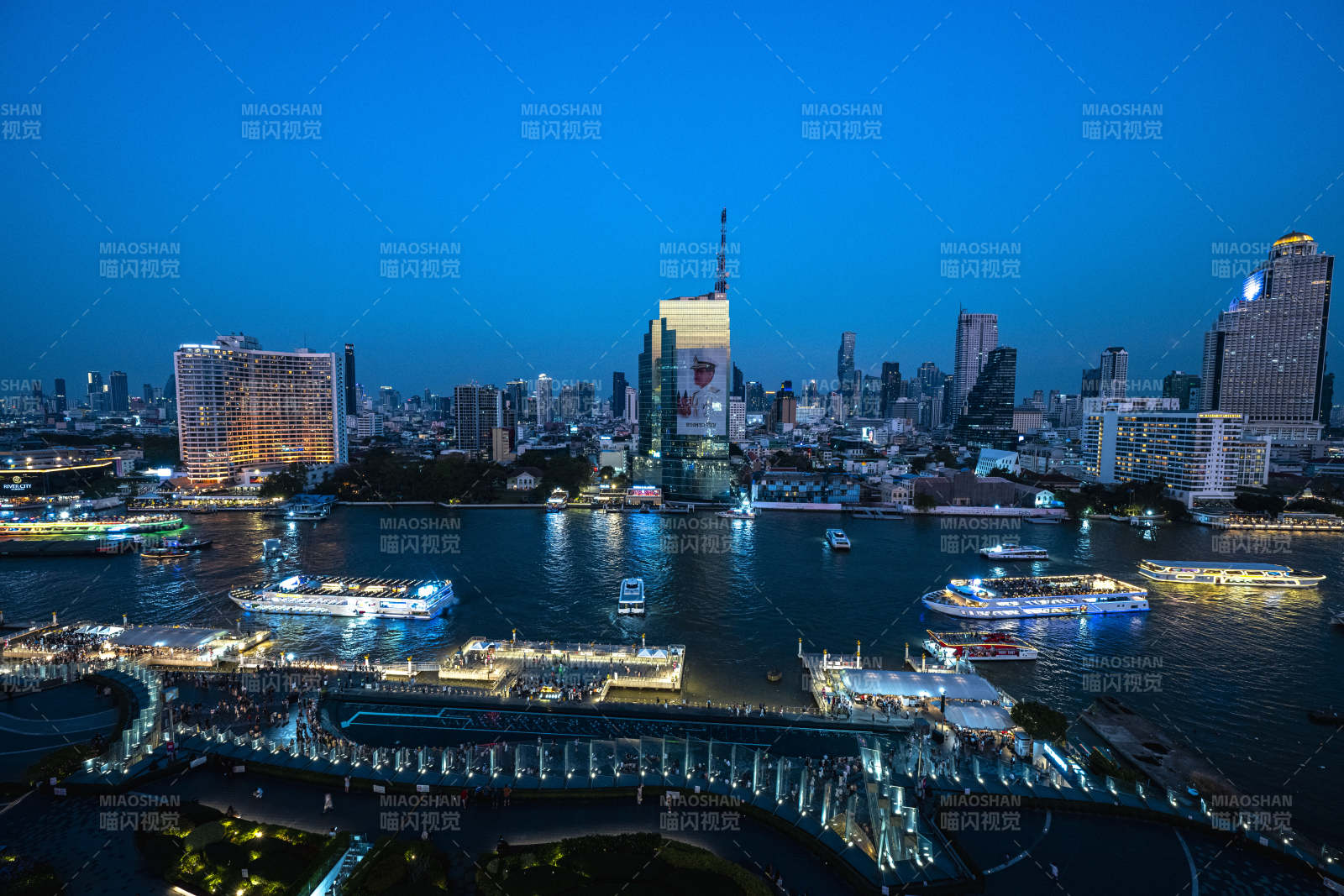 夜幕下的城市港湾图片