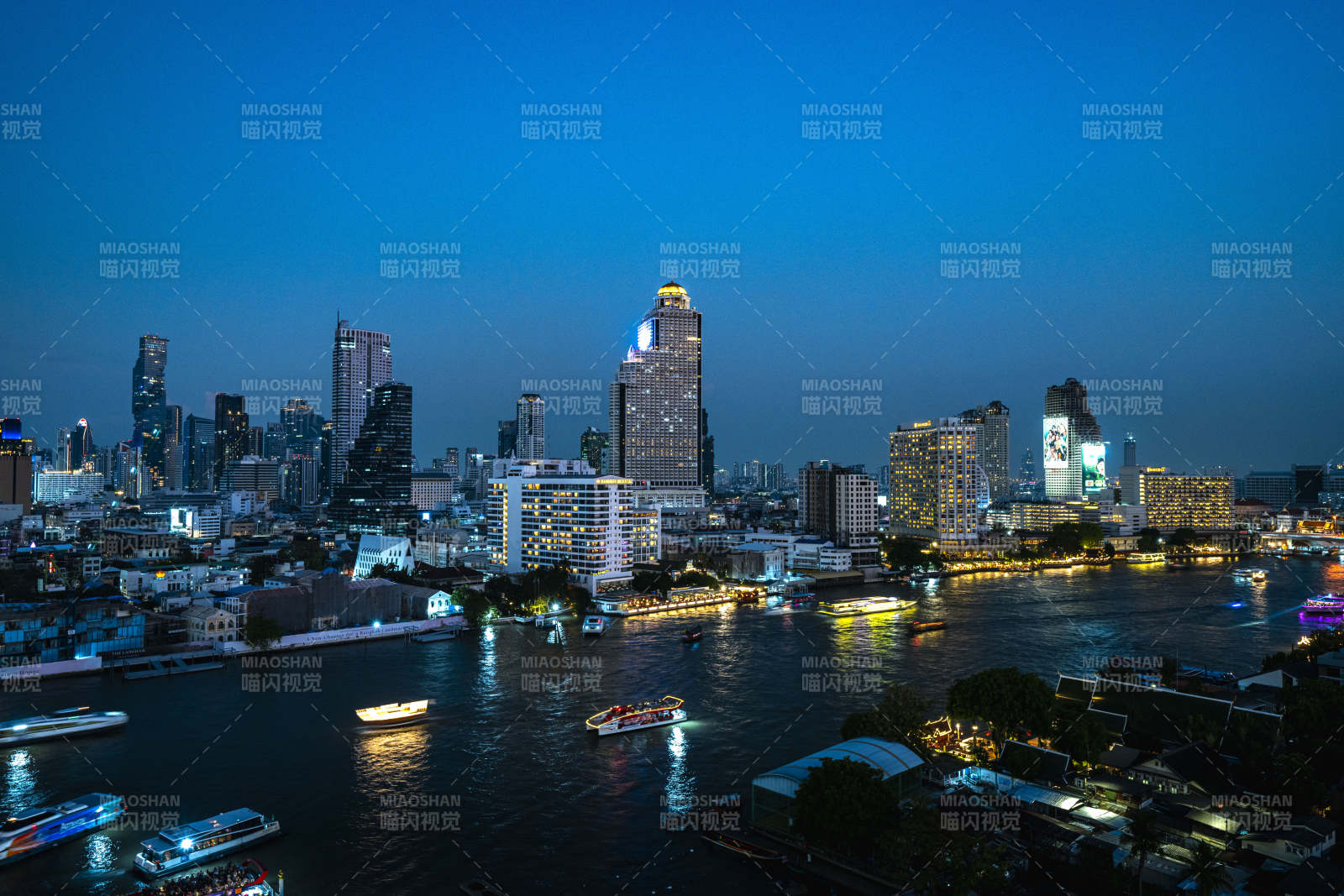 夜幕下的城市河景图片