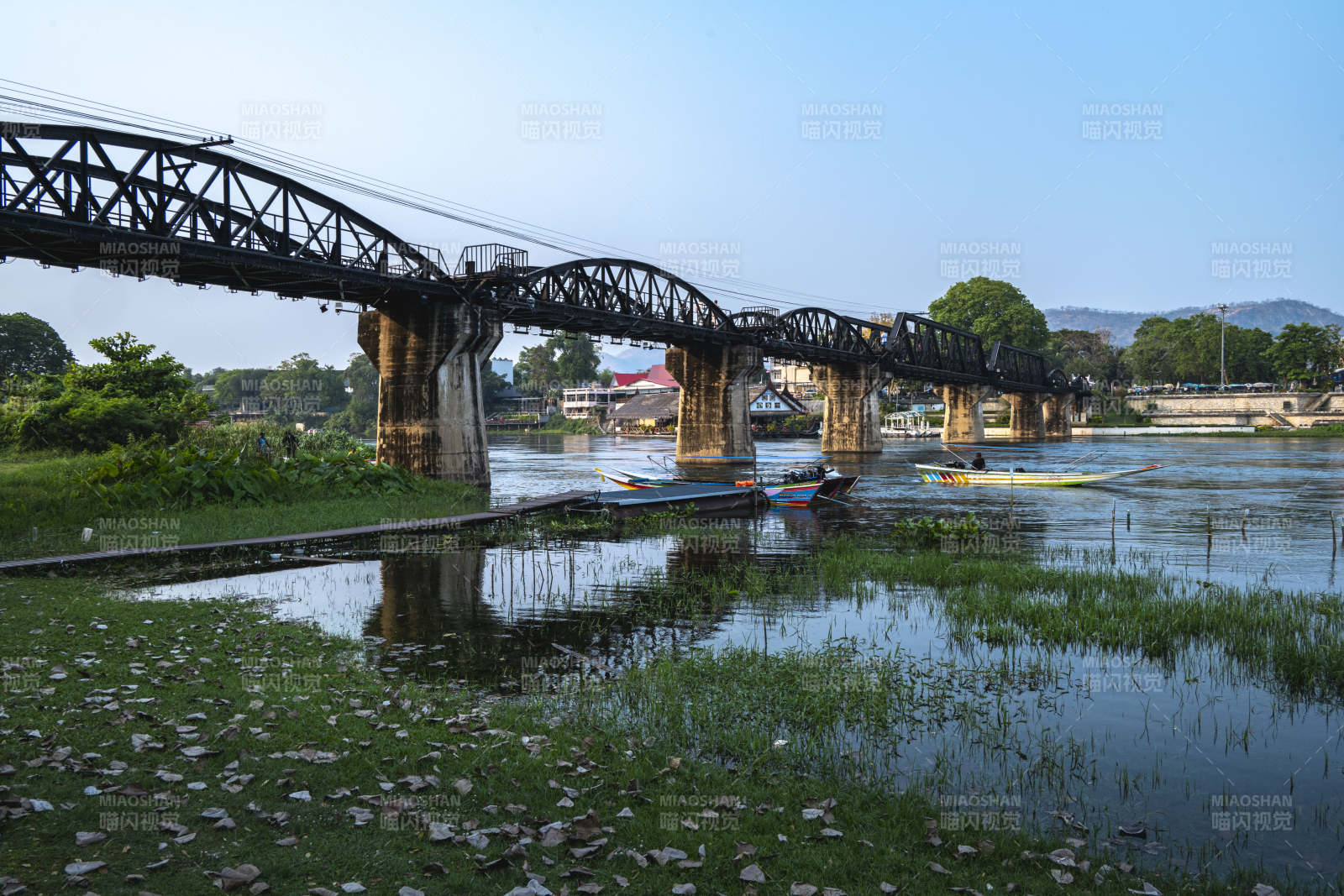 铁桥横跨碧水绿洲图片
