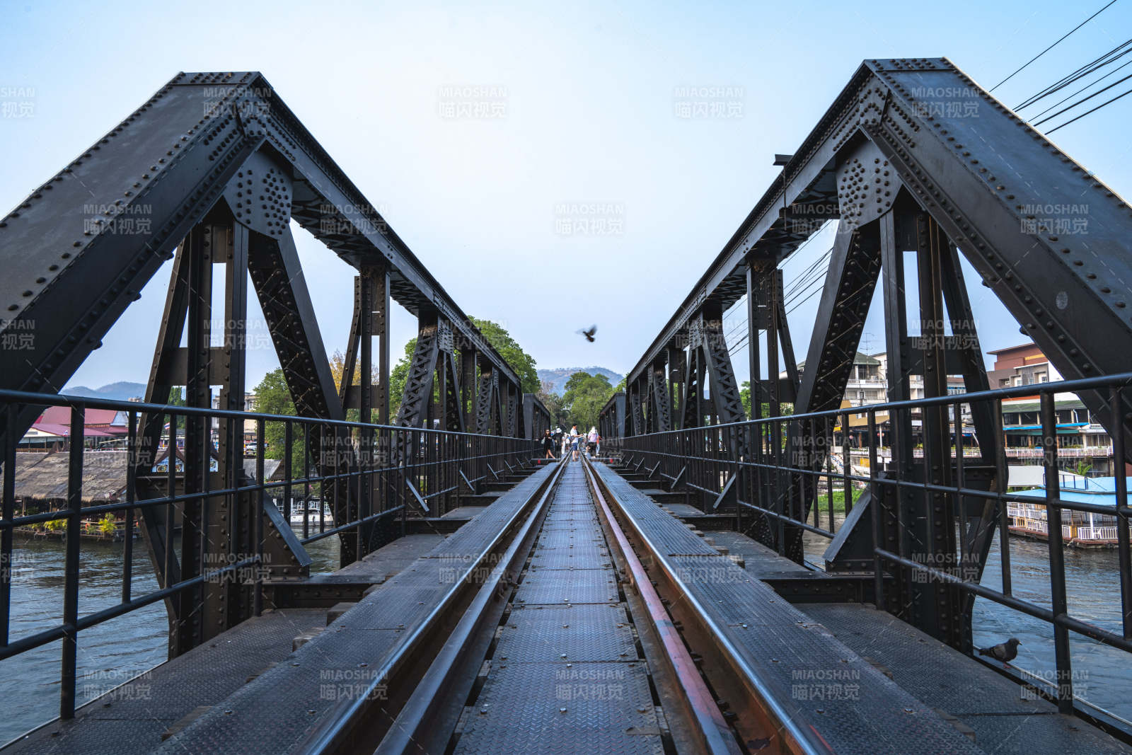 铁桥上的轨道图片