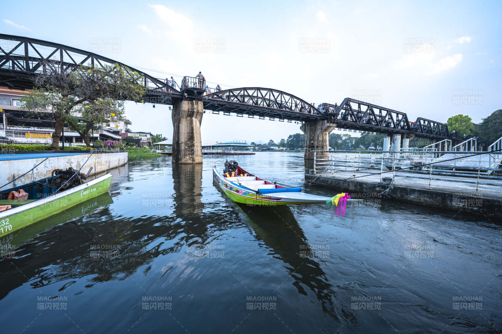 桥下泛舟 水乡风光图片