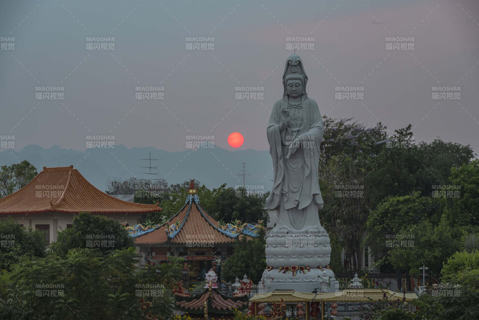 观音像前日落图片